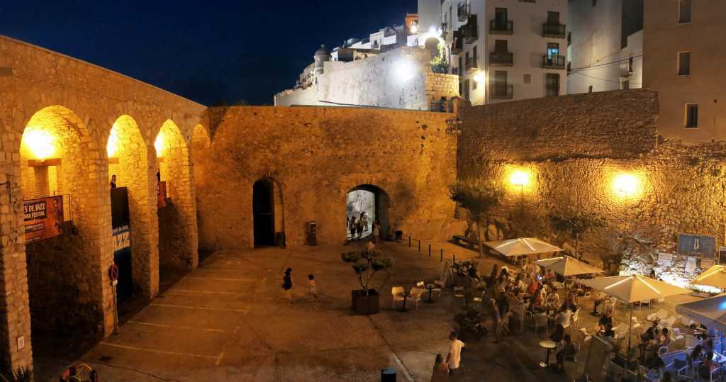 Plaza-Santa-Maria-at-night